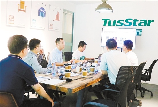 智能制造、大数据、互联网等领域行业专家为参赛项目打分。 智能制造、大数据、互联网等领域行业专家为参赛项目打分。