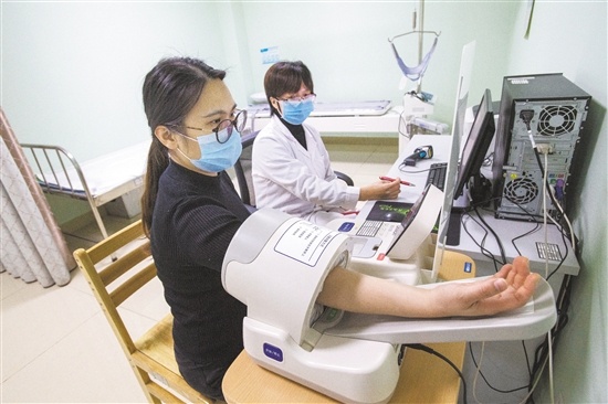 逸豪酒店的员工在广东海信电子接受上岗前体检。 周华东 摄