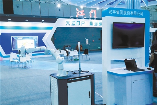 汉宇集团股份有限公司参展的7节协作机器人。 汉宇集团股份有限公司参展的7节协作机器人。